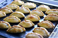 Фото приготовления рецепта: Дрожжевые пирожки с вишней и грецкими орехами - шаг №21