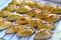 Фото приготовления рецепта: Дрожжевые пирожки с вишней и грецкими орехами - шаг №22