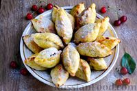 Фото приготовления рецепта: Дрожжевые пирожки с вишней и грецкими орехами - шаг №23