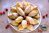 Фото к рецепту: Дрожжевые пирожки с вишней и грецкими орехами