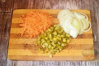 Фото приготовления рецепта: Салат из куриной печени с шампиньонами, маринованными огурцами и морковью - шаг №9