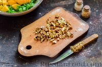 Фото приготовления рецепта: Салат с курицей, абрикосами и грецкими орехами - шаг №8