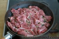 Фото приготовления рецепта: Азу из говядины с малосольными огурцами и картофелем - шаг №3