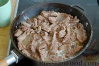 Фото приготовления рецепта: Азу из говядины с малосольными огурцами и картофелем - шаг №5