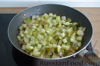 Фото приготовления рецепта: Азу из говядины с малосольными огурцами и картофелем - шаг №8