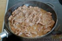 Фото приготовления рецепта: Азу из говядины с малосольными огурцами и картофелем - шаг №12