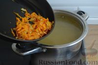 Фото приготовления рецепта: Суп с куриными потрошками, шампиньонами и клецками - шаг №9