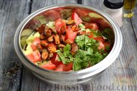 Фото приготовления рецепта: Салат с авокадо, помидорами и мидиями - шаг №7