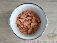 Фото приготовления рецепта: Салат с креветками, рисом, кукурузой и огурцами - шаг №4