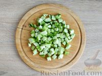 Фото приготовления рецепта: Салат с креветками, рисом, кукурузой и огурцами - шаг №9
