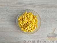 Фото приготовления рецепта: Салат с креветками, рисом, кукурузой и огурцами - шаг №11