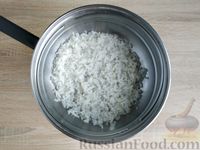 Фото приготовления рецепта: Салат с креветками, рисом, кукурузой и огурцами - шаг №3