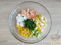 Фото приготовления рецепта: Салат с креветками, рисом, кукурузой и огурцами - шаг №12
