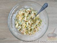 Фото приготовления рецепта: Салат с креветками, рисом, кукурузой и огурцами - шаг №14