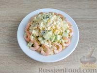 Фото приготовления рецепта: Салат с креветками, рисом, кукурузой и огурцами - шаг №15