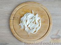 Фото приготовления рецепта: Скумбрия, маринованная с помидорами, луком и соевым соусом - шаг №2