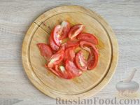 Фото приготовления рецепта: Скумбрия, маринованная с помидорами, луком и соевым соусом - шаг №4