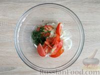Фото приготовления рецепта: Скумбрия, маринованная с помидорами, луком и соевым соусом - шаг №6