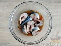Фото приготовления рецепта: Скумбрия, маринованная с помидорами, луком и соевым соусом - шаг №11