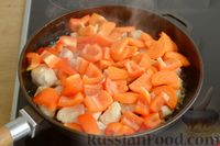 Фото приготовления рецепта: Курица, тушенная в кисло-сладком соусе с болгарским перцем и морковью - шаг №5