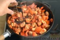 Фото приготовления рецепта: Курица, тушенная в кисло-сладком соусе с болгарским перцем и морковью - шаг №8