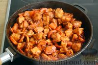 Фото приготовления рецепта: Курица, тушенная в кисло-сладком соусе с болгарским перцем и морковью - шаг №10