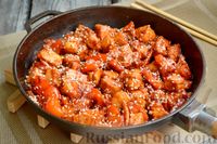 Фото приготовления рецепта: Курица, тушенная в кисло-сладком соусе с болгарским перцем и морковью - шаг №11