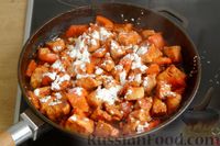 Фото приготовления рецепта: Курица, тушенная в кисло-сладком соусе с болгарским перцем и морковью - шаг №9