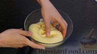 Фото приготовления рецепта: Плетёнка с орехами и варёной сгущёнкой - шаг №8