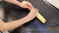 Фото приготовления рецепта: Плетёнка с орехами и варёной сгущёнкой - шаг №11