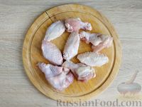 Фото приготовления рецепта: Рагу с куриными крылышками, кабачками и баклажанами - шаг №2