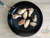 Фото приготовления рецепта: Рагу с куриными крылышками, кабачками и баклажанами - шаг №3