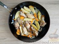 Фото приготовления рецепта: Рагу с куриными крылышками, кабачками и баклажанами - шаг №7