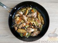 Фото приготовления рецепта: Рагу с куриными крылышками, кабачками и баклажанами - шаг №11
