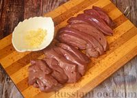 Фото приготовления рецепта: Свиная печень в томатно-соевом соусе - шаг №2