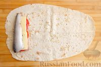 Фото приготовления рецепта: Скумбрия в лаваше, с сыром и помидором - шаг №10