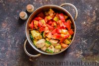 Фото приготовления рецепта: Суп с куриным филе, цукини, помидорами и лапшой - шаг №6