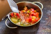 Фото приготовления рецепта: Суп с куриным филе, цукини, помидорами и лапшой - шаг №7