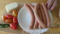 Фото приготовления рецепта: Сосиски в дрожжевом тесте, с помидорами и сыром - шаг №4