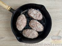 Фото приготовления рецепта: Котлеты из говяжьей печени и свиного фарша - шаг №11