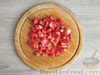 Фото приготовления рецепта: Куриная печень, тушенная с баклажанами и помидорами - шаг №10