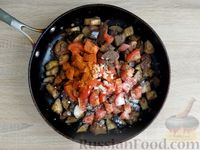Фото приготовления рецепта: Куриная печень, тушенная с баклажанами и помидорами - шаг №13