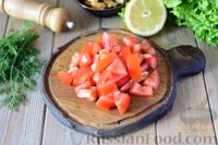 Фото приготовления рецепта: Салат с мидиями, помидорами и сухариками - шаг №6