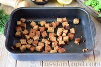 Фото приготовления рецепта: Салат с мидиями, помидорами и сухариками - шаг №8