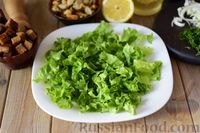 Фото приготовления рецепта: Салат с мидиями, помидорами и сухариками - шаг №10