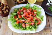 Фото приготовления рецепта: Салат с мидиями, помидорами и сухариками - шаг №11