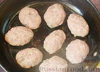 Фото приготовления рецепта: Котлеты, тушенные с картофелем и болгарским перцем - шаг №5