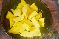 Фото приготовления рецепта: Котлеты, тушенные с картофелем и болгарским перцем - шаг №7