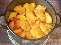 Фото приготовления рецепта: Котлеты, тушенные с картофелем и болгарским перцем - шаг №17