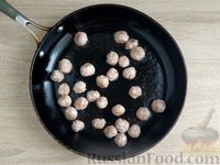 Фото приготовления рецепта: Гречка с фрикадельками, кабачками и баклажанами (на сковороде) - шаг №5